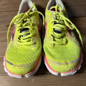 Brooks cadence neon yellow running shoes size 8 bg